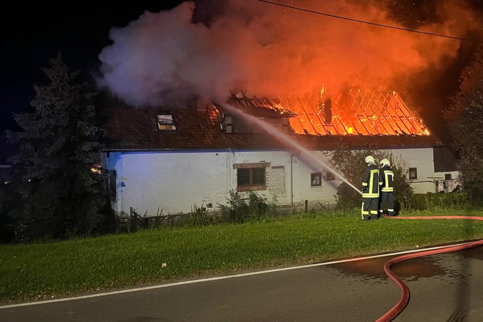 Mehrfamilienhaus brennt im Harz: Zwei Bewohner verletzt!