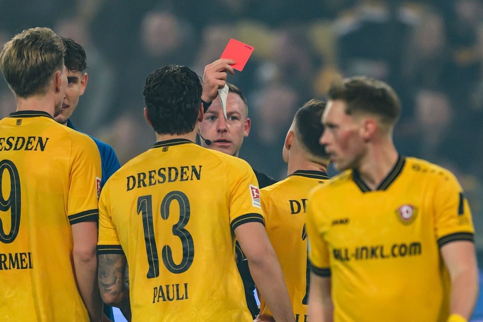 Um Schiedsrichter Lars Erbst (31) gab es bei der Partie von Dynamo gegen Darmstadt jede Menge Diskussionen.