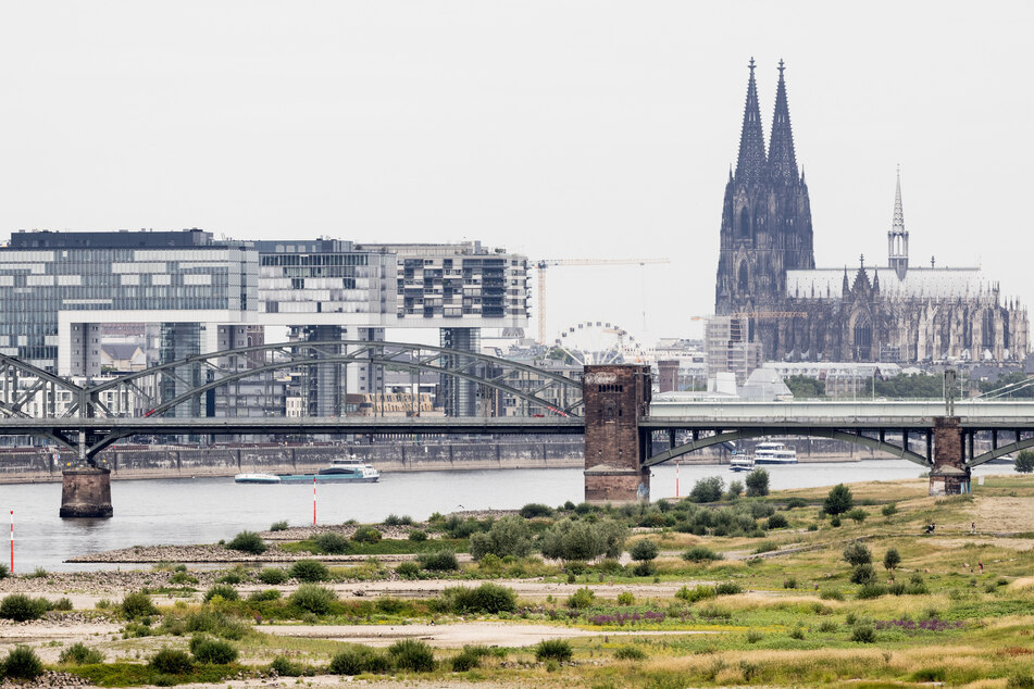 Blick auf den Rhein bei einem Pegel von 154 cm (Stand 13. Juli 2022) - im Hintergrund ist der Kölner Dom zu sehen.