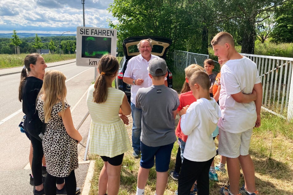 Verkehrswacht-Vorsitzender Franklin Stöckel (54) - hier bei einer Schulwegaktion in Borna-Heinersdorf - misst am Dienstag vor der Grundschule Rabenstein.