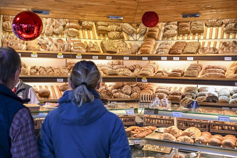 Mitarbeiterinnen entdeckten den alkoholisierten 20-Jährigen am Sonntag im Verkaufsraum der Bäckerei. (Symbolbild)