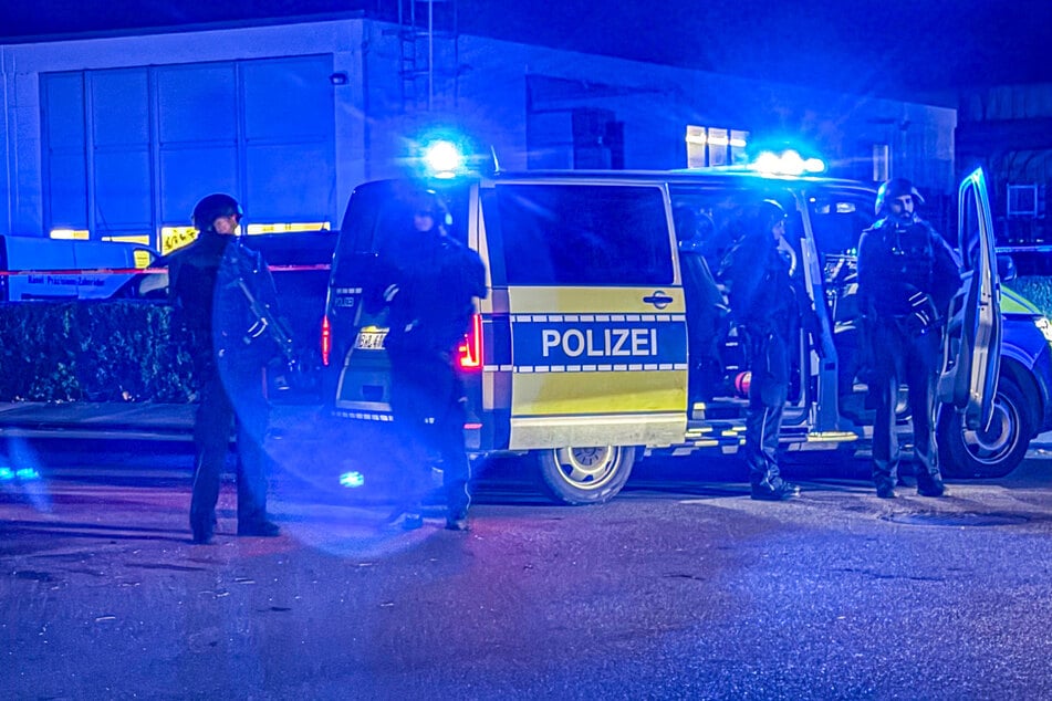 Der Polizeieinsatz dauert weiter an, Beamte sind noch immer vor Ort.