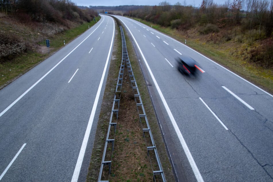 Mann liegt hilflos an Autobahn im Gras