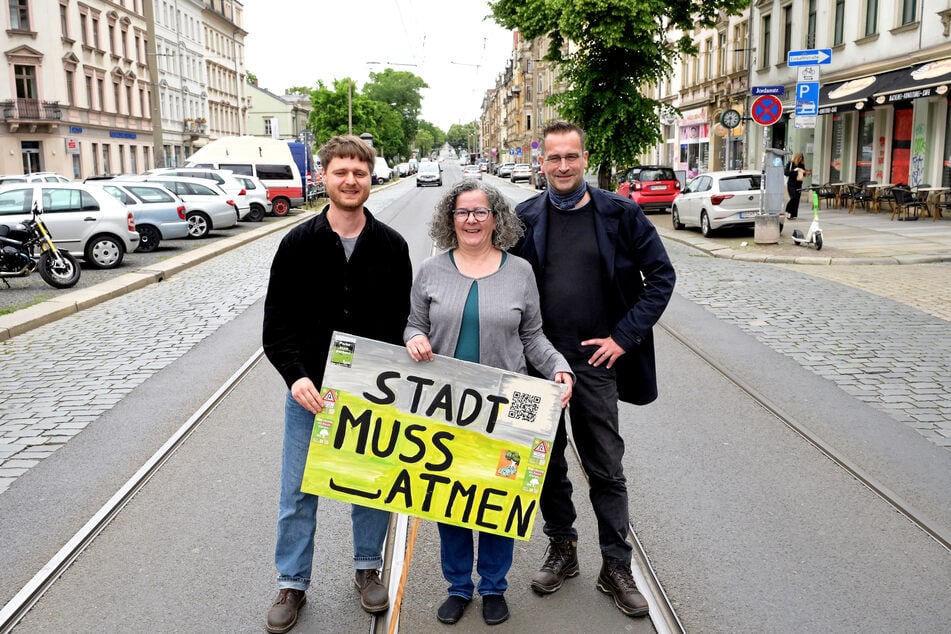 Auch PVP-Stadtrat Martin Schulte-Wissermann (54, Piraten, r.) protestierte mit weiteren Unterstützern gegen den geplanten Ausbau.