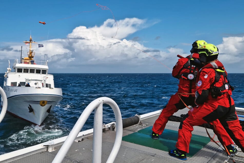 Fähre treibt manövrierunfähig auf der Nordsee: Starker Wind erschwert Rettung