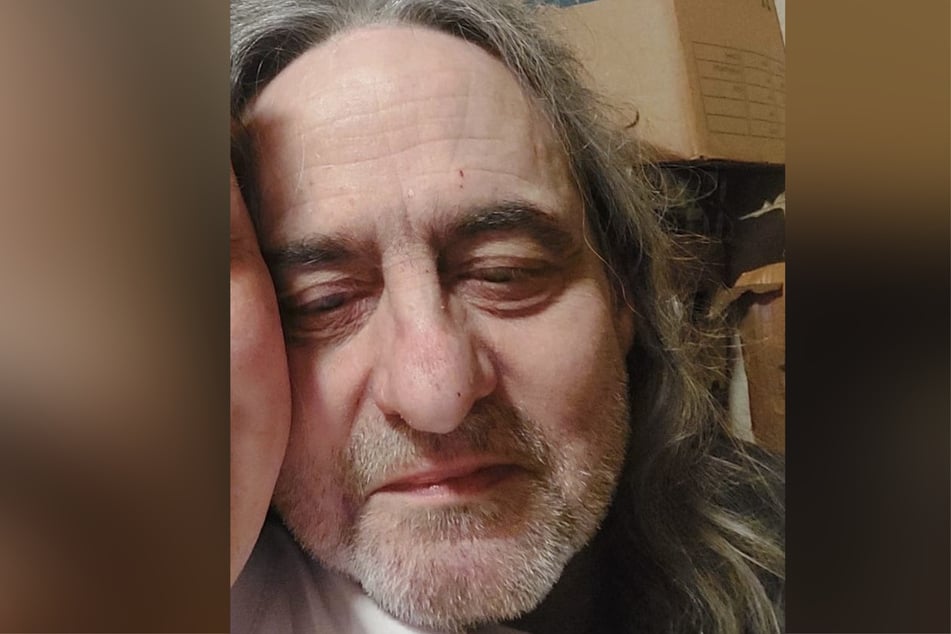 Roland F. wurde am 14. Juli 2025 tot in seinem Zimmer einer städtischen Unterkunft gefunden.