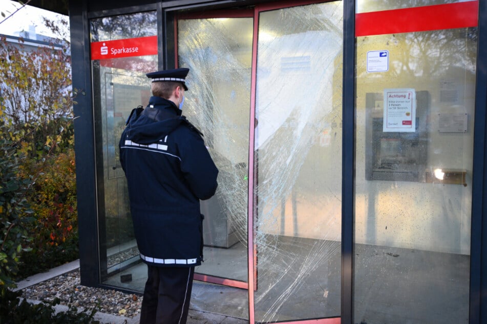 Ein Polizist steht vor dem Bankautomaten. In der Nacht hatten Täter versucht, diesen zu sprengen.
