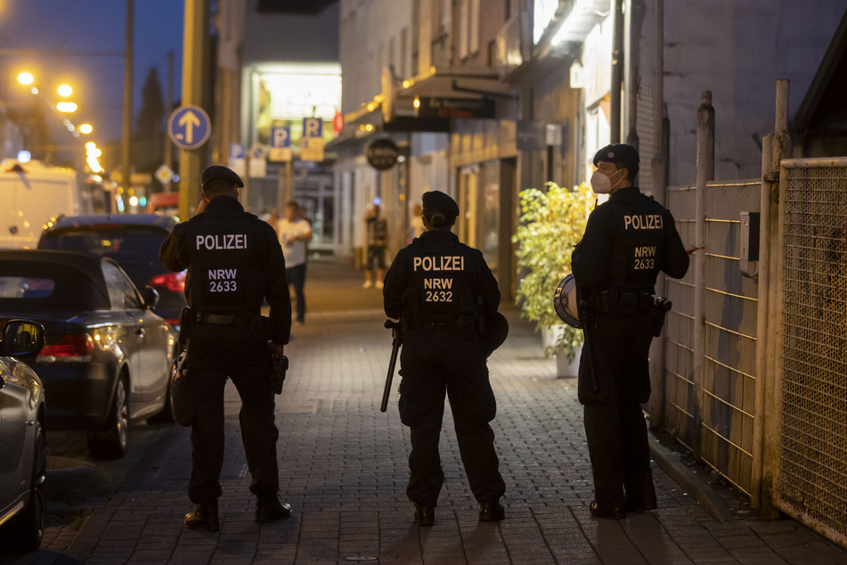 Polizisten bei einer Razzia im August 2020: Im Zusammenhang mit Clankriminalität sind dem NRW-Innenministerium zufolge seit 2019 rund 1600 Strafanzeigen gestellt worden.