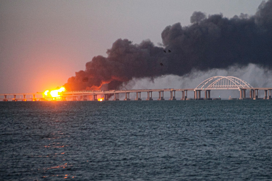 Im Laufe des russischen Angriffskriegs gegen die Ukraine traf es auch diese Brücke die zur Halbinsel Krim führt.