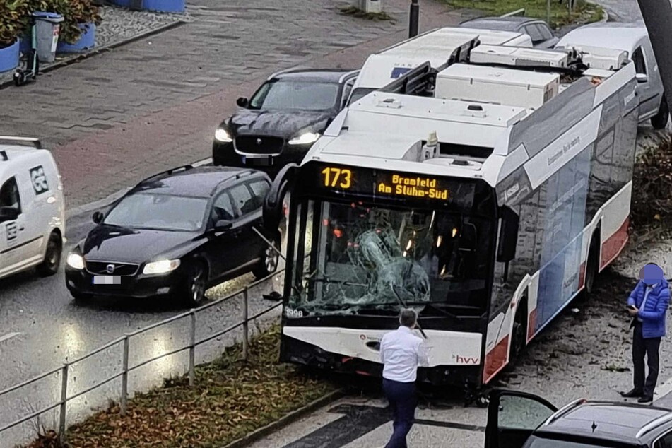 Linienbus durchbricht Absperrung und bleibt auf Mittelinsel stehen