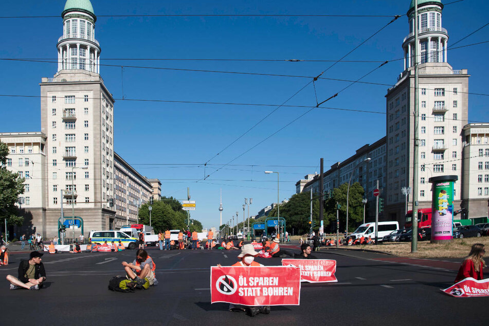 Anhänger der Klimaschutzinitiative "Letzte Generation" haben am Donnerstagmorgen eine große Kreuzung am Frankfurter Tor blockiert und den Verkehr lahmgelegt.