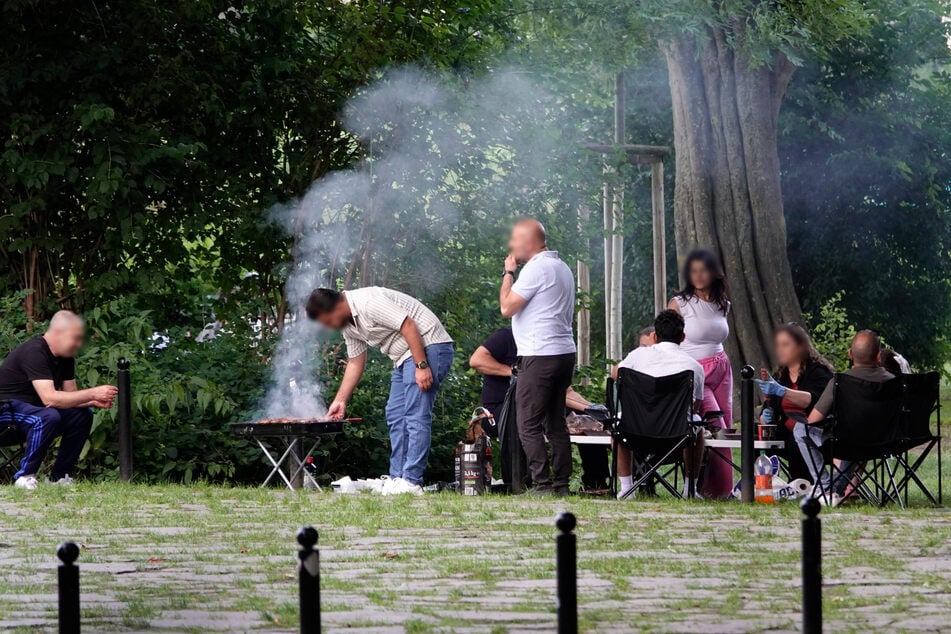 Wochenende auf der Schloßteichinsel: Zwischen Picknickdecken und Campingstühlen nebelt es ordentlich vom Grill.