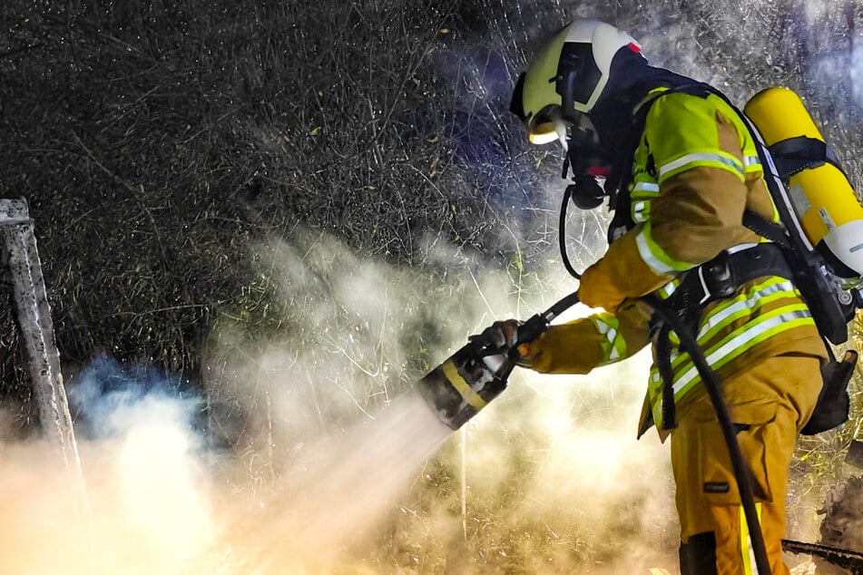 Dresden: Zahlreiche Feuerwehreinsätze am Neujahrstag: Laubenbrand legt Bahnverkehr lahm