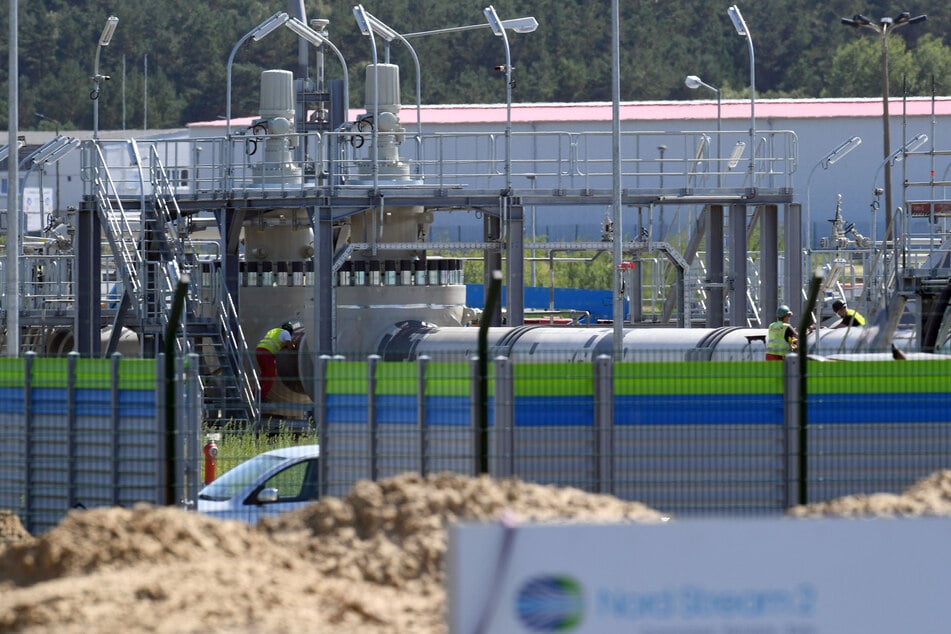 Mecklenburg-Vorpommern, Lubmin: Arbeiter stehen auf der Baustelle der Empfangsstation der Ostseepipeline Nord Stream 2.