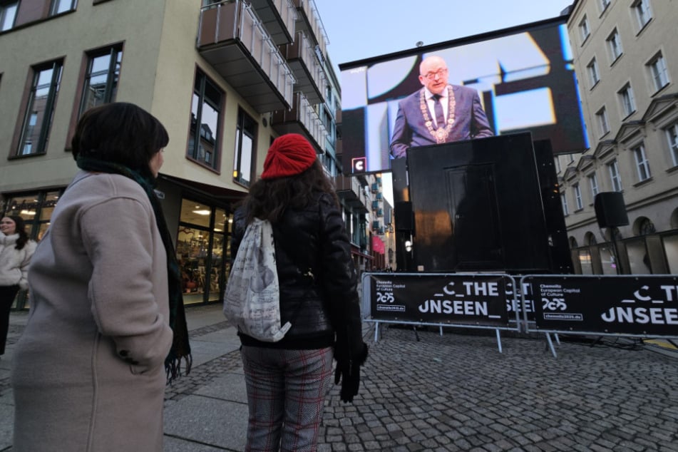 In der Inneren Klosterstraße wird der Festakt aus dem Opernhaus übertragen.