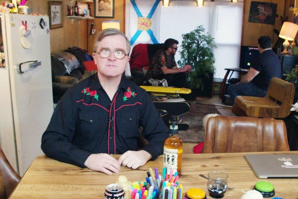 Der kanadische Schauspieler Mike Smith (53, l.), hier zu sehen als "Bubbles", muss sich wegen sexuellen Übergriffs verantworten.