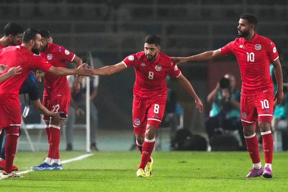 Seinen Vereinsfarben Rot und Weiß bleibt Rani Khedira (nicht im Bild) treu und auch einen Adler trägt er jetzt wieder auf der Brust.