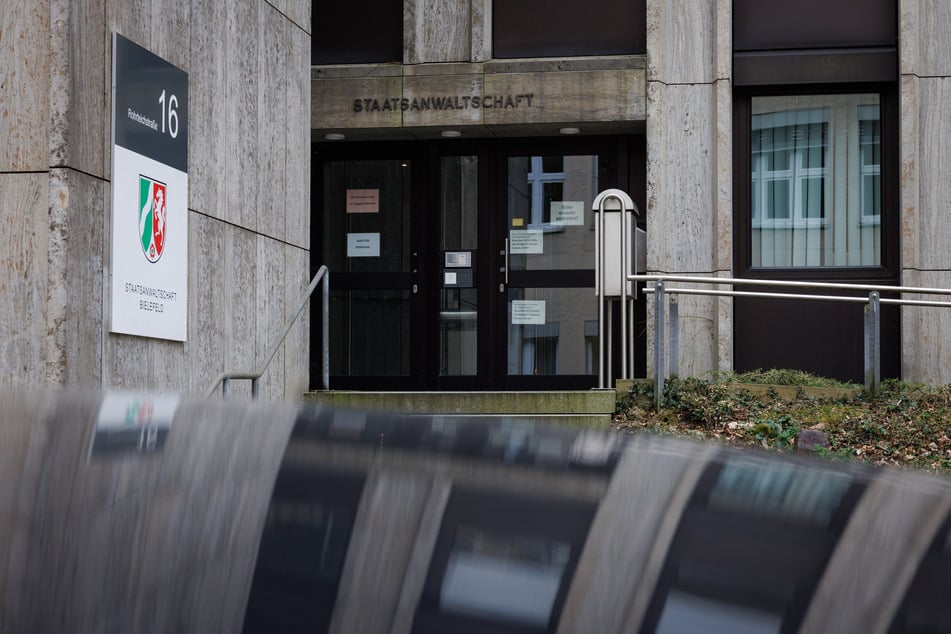 Die Staatsanwaltschaft wirft den Angeklagten Freiheitsberaubung, gemeinschaftliche Geiselnahme, Erpressung und Körperverletzung vor. (Symbolfoto)