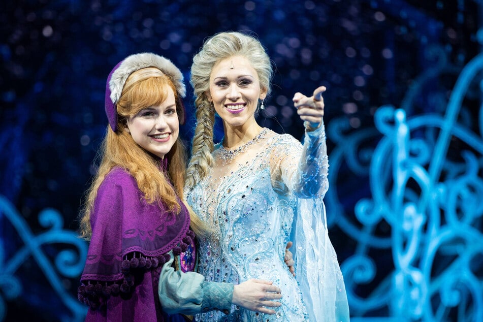 Sehen sie schon das nächste Disney-Musical am Horizont? Sabrina Weckerlin als Eiskönigin Elsa (r.) und Celena Pieper als ihre Schwester Anna.