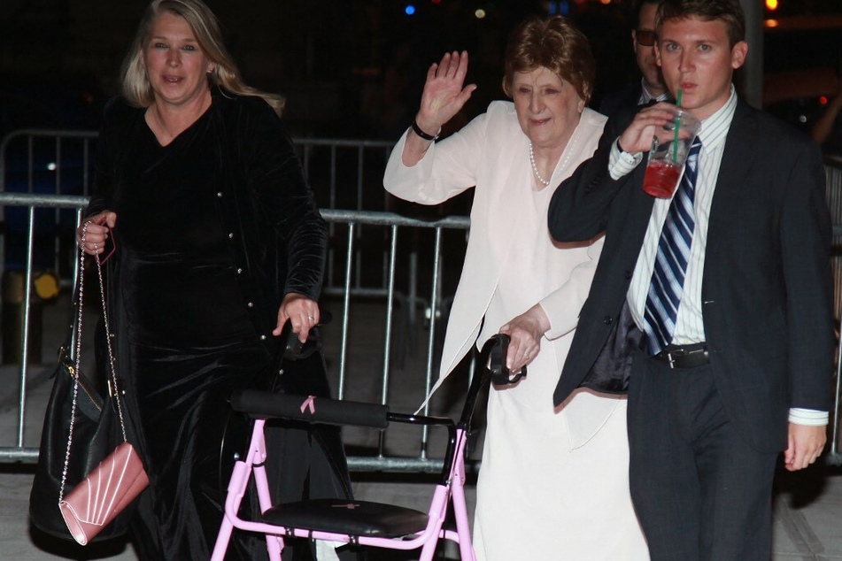 Elizabeth Baldwin Keuchler (66, l.), Carol Baldwin (†92, M.) und Gäste beim Hochzeitsempfang von Alec Baldwin (64) und Hilaria Thomas (38) im Kimmel Center der New York University am 30. Juni 2012.