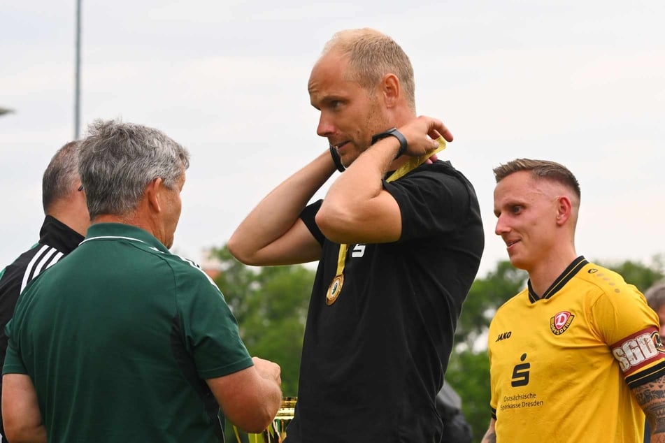 U21-Trainer Sebastian König (38, M.) bekommt die Meister-Medaille umgehängt. Er schaffte den Aufstieg in die Oberliga.