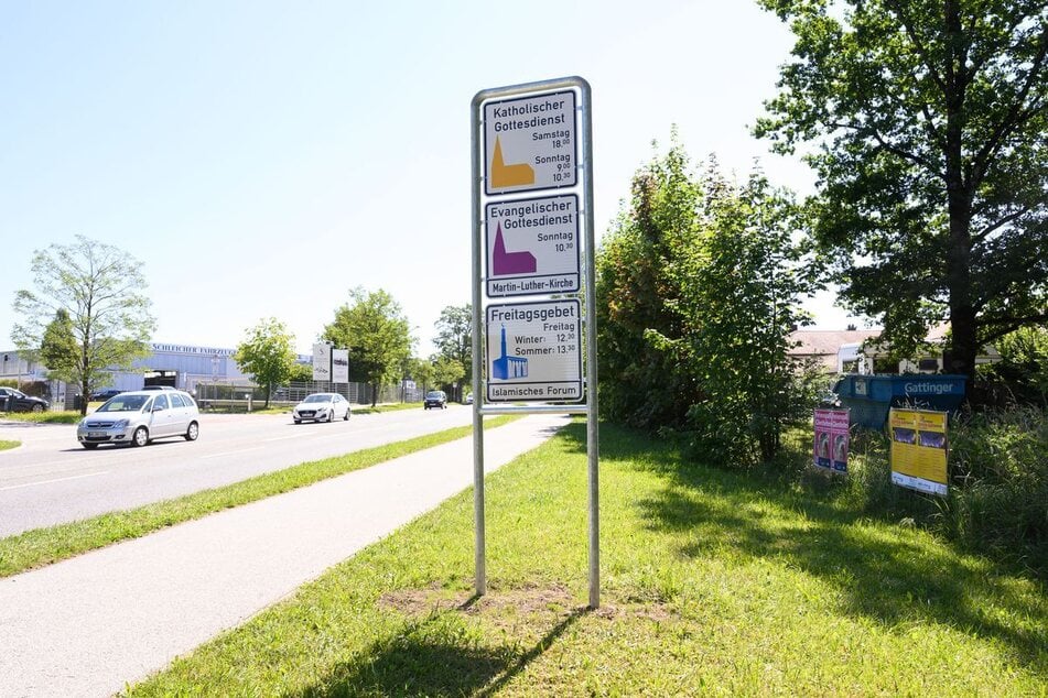 Am Ortseingang von Penzberg weisen Schilder auf die Zeiten der Gottesdienste der katholischen und der evangelischen Gemeinde und des Freitagsgebetes der islamischen Gemeinde hin.