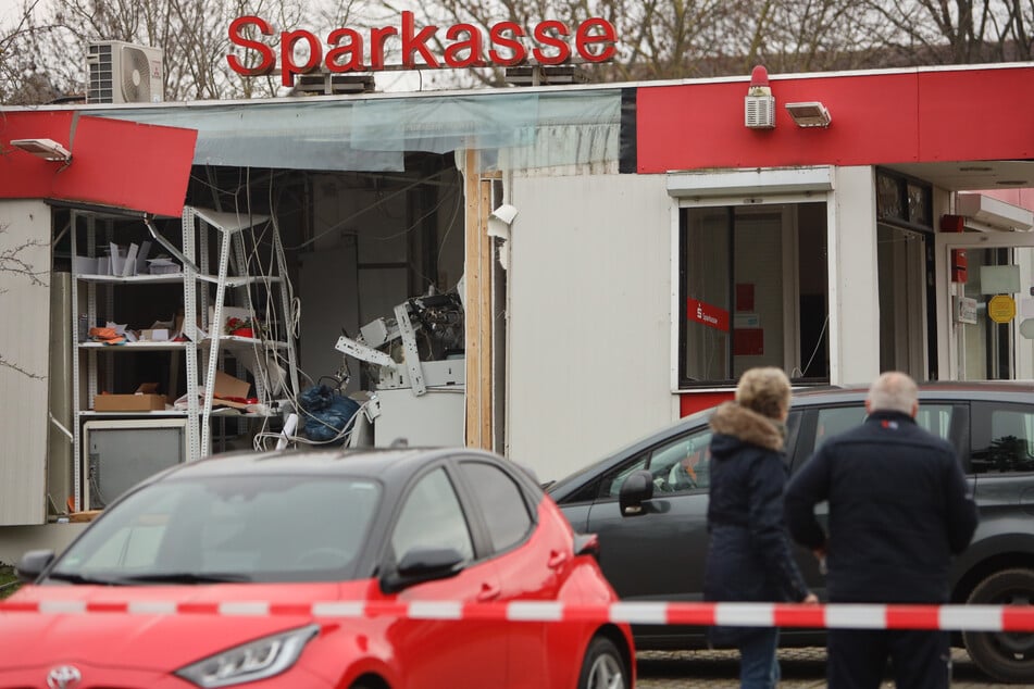 Im Januar sprengten drei Täter einen Geldautomaten im Harz. Nun stehen sie vor Gericht. (Symbolbild)