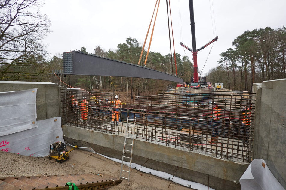 Die Neue Fahlenbergbrücke in Berlin-Köpenick steht kurz vor der Fertigstellung. (Archivbild)