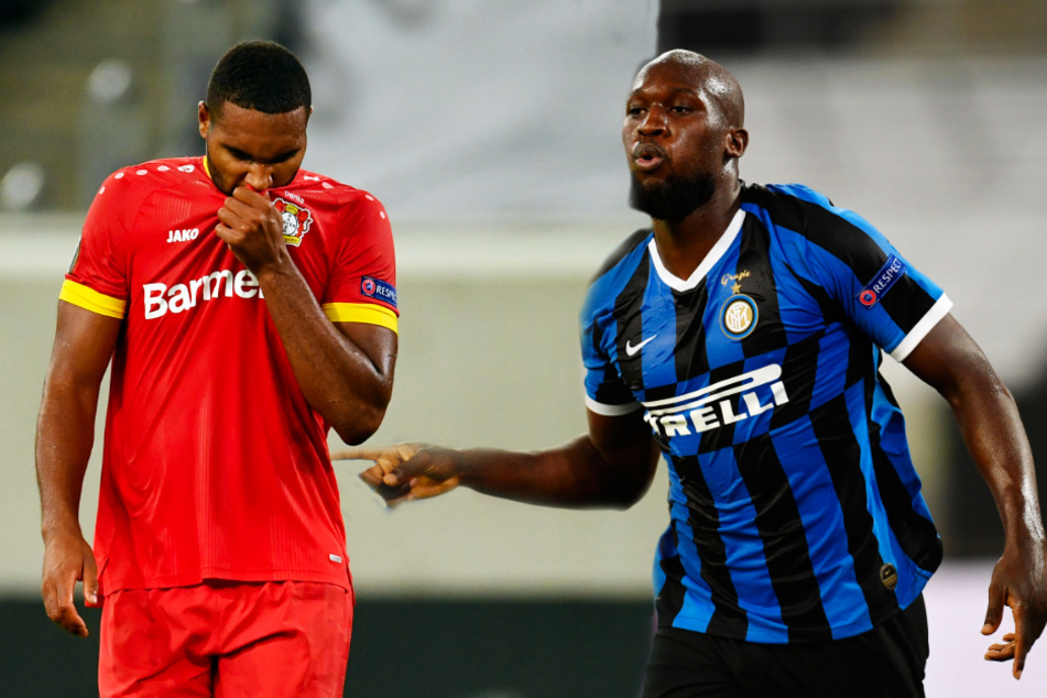 Sturmbulle Romelu Lukaku (r.) gab der Bayer-Deckung um Jonathan Tah das ein oder andere Rätsel auf.