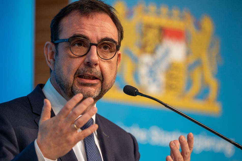 Vor dem Impfgipfel von Bund und Ländern fordert Bayerns Gesundheitsminister Klaus Holetschek (56, CSU) eine schnelle bundesweite Regelung für Corona-Impfungen durch Hausärzte.