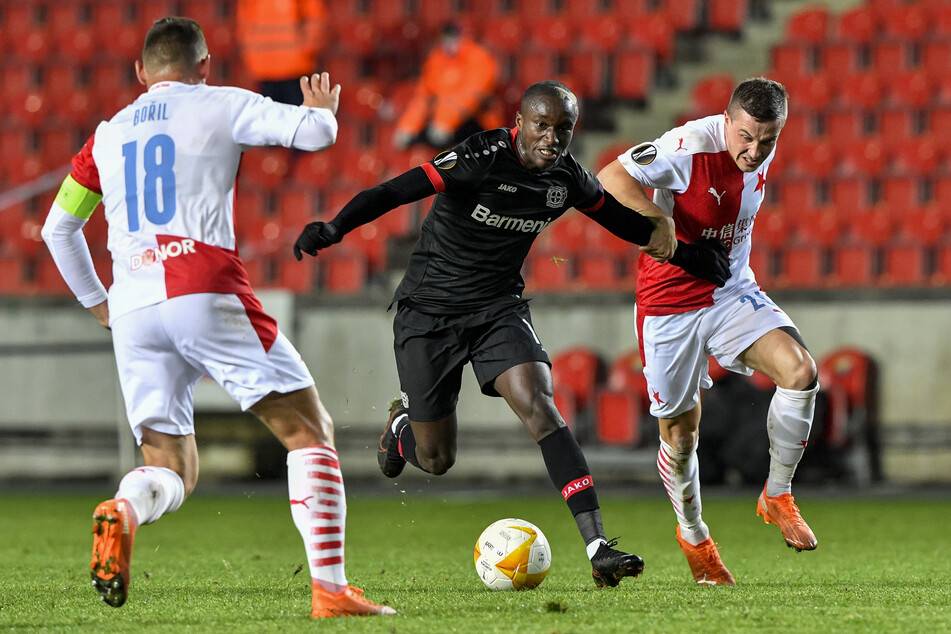Leverkusens Moussa Diaby (M.) kämpft mit Slavias Tomas Malinsky (r.) und Jan Boril um den Ball.