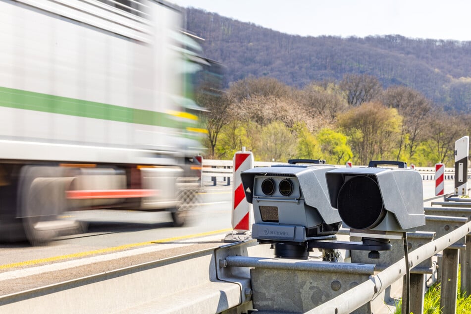 Wenn man sie sieht, ist es meistens schon zu spät. Gerade mobile Blitzer sind oftmals gut versteckt am Straßenrand platziert.