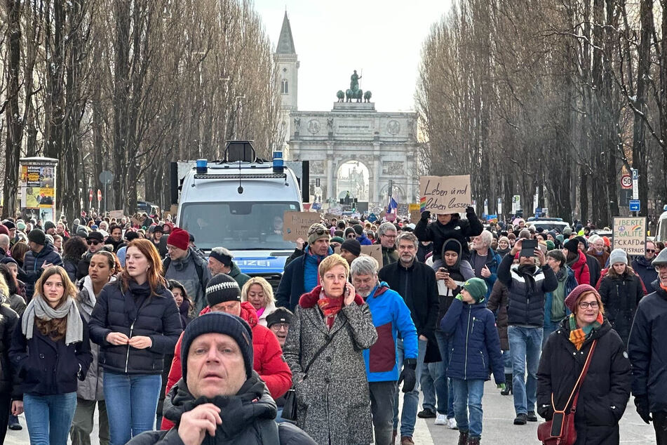 Teilnehmer verlassen die Demonstration über die Leopoldstraße in München.