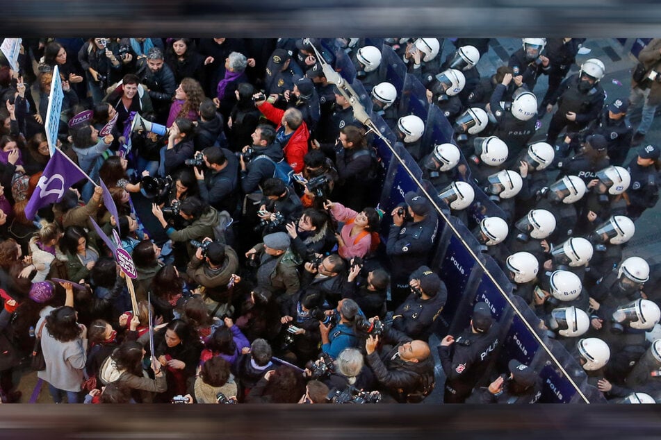 Türkische Polizisten blockieren Demonstranten während einer Kundgebung im November 2018 in Istanbul anlässlich des Internationalen Tages der Vereinten Nationen zur Beseitigung von Gewalt gegen Frauen.