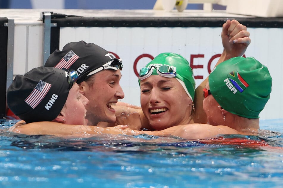 Tatjana Schoenmaker (24, 2.v.r.) aus Südafrika jubelt über Gold neben Lilly King (24,l) und Annie Lazor (26,2.v.l.; beide USA).