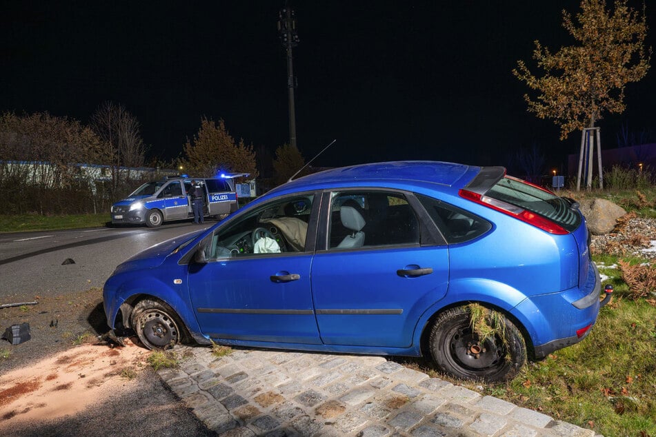 Auf der B99 bei Zittau endete die Fahrt für einen Ford-Fahrer (50) im Kreisverkehr.