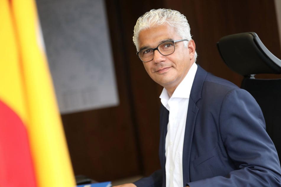 Ashok Sridharan (CDU), Oberbürgermeister von Bonn sitzt an seinem Schreibtisch. Nach seiner Abwahl muss sich der Bonner Oberbürgermeister auf ein Leben ohne Amt und Einfluss einstellen.
