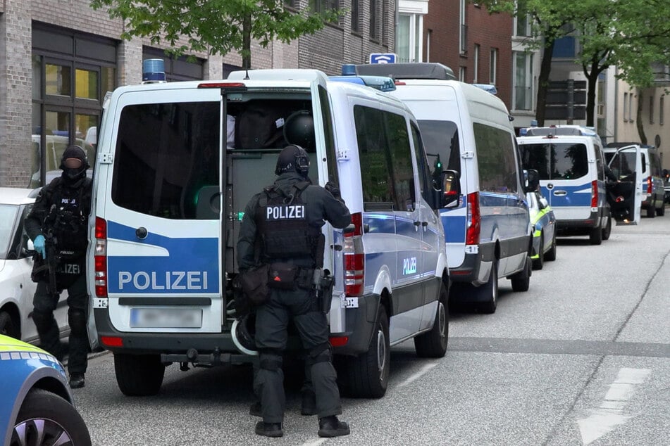 Hamburg: Großeinsatz in Hamburg: Mehrere Personen schlagen auf Mann ein - dieser zückt ein Messer