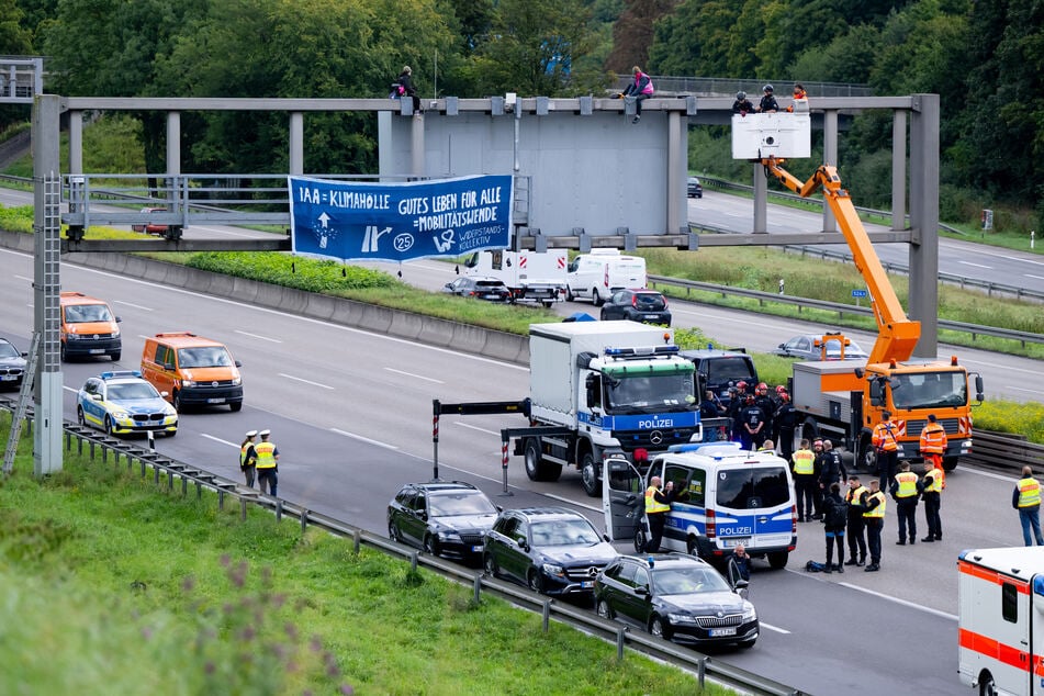 Mit einem Kran näherten sich die Einsatzkräfte den Aktivisten auf der Schilderbrücke.