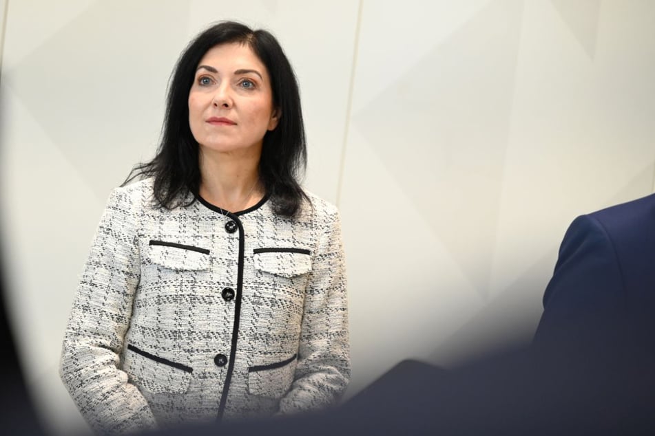 Bei dem russischen Luftangriff auf die ukrainische Hauptstadt Kiew musste in der Nacht auch die deutsche Wirtschaftsministerin Katherina Reiche (52) in den Schutzkeller.