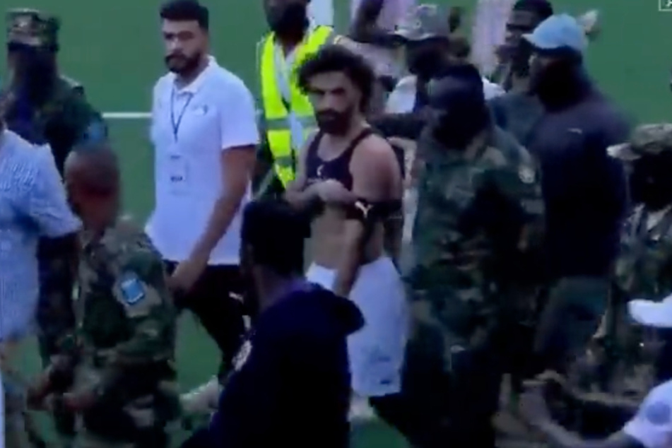 Mohamed Salah (31, M.) verließ das Feld nach den turbulenten Szenen unter Militärschutz.