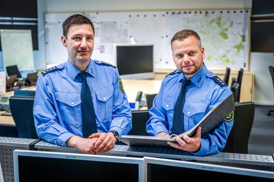 Die beiden Polizeihauptkommissare Alexander Prüstel (41, l.) und Michael Specht (37) haben Chemnitz im Blick. Sie planen jetzt schon fürs Kulturhauptstadt-Jahr.