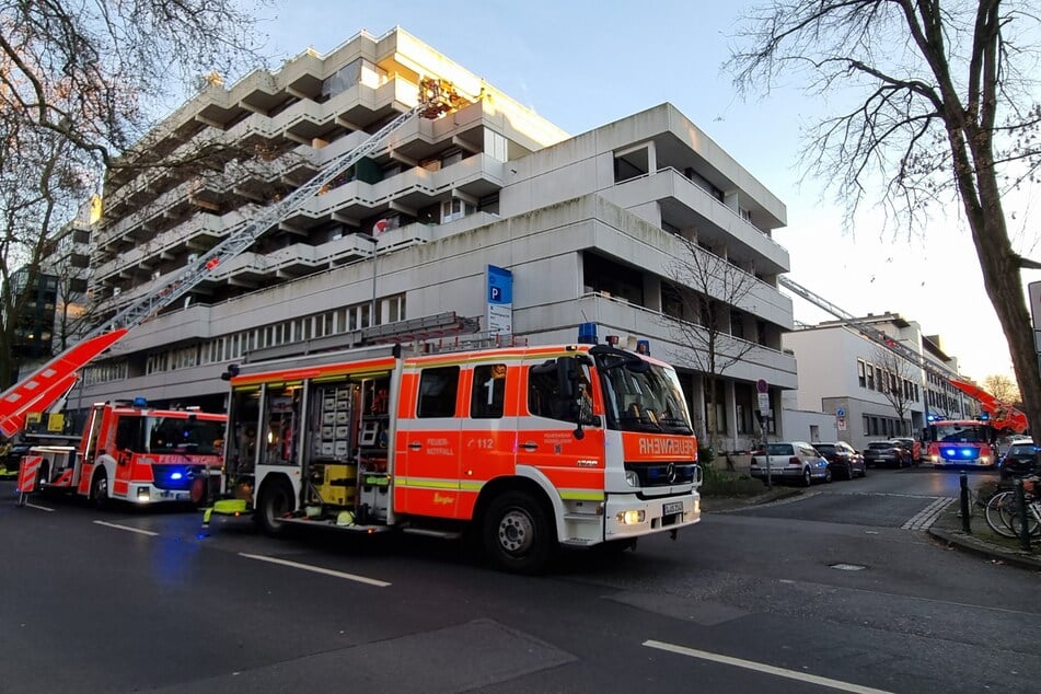 Bei einem verheerenden Wohnungsbrand ist eine Person ums Leben gekommen.