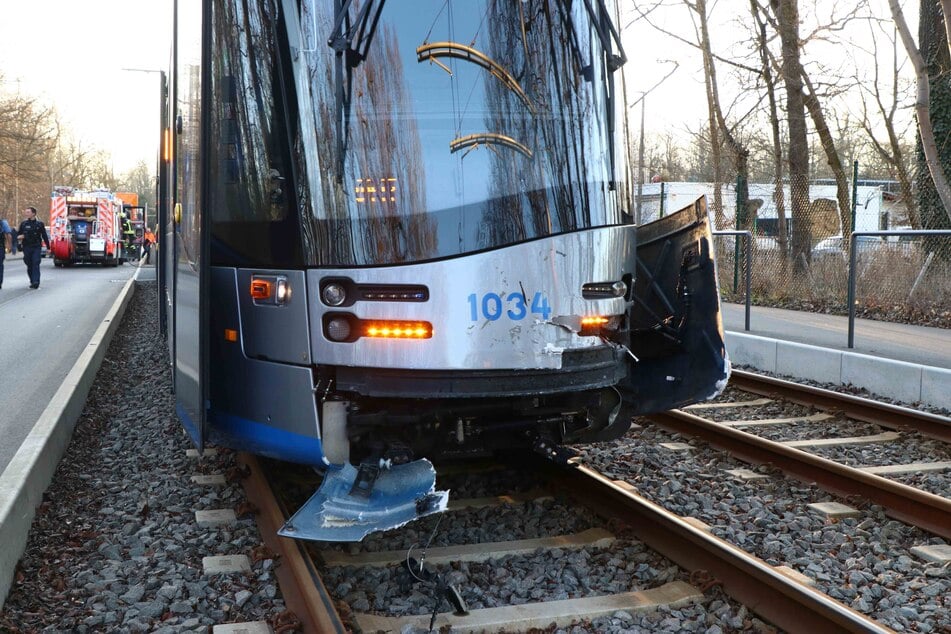 Neben dem Auto wurde auch die Straßenbahn beschädigt.