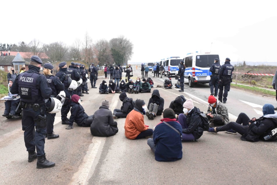 Die Polizei musste am Dienstag zu einer Protestaktion Im Gebiet des Tagebaus bei Erkelenz ausrücken.