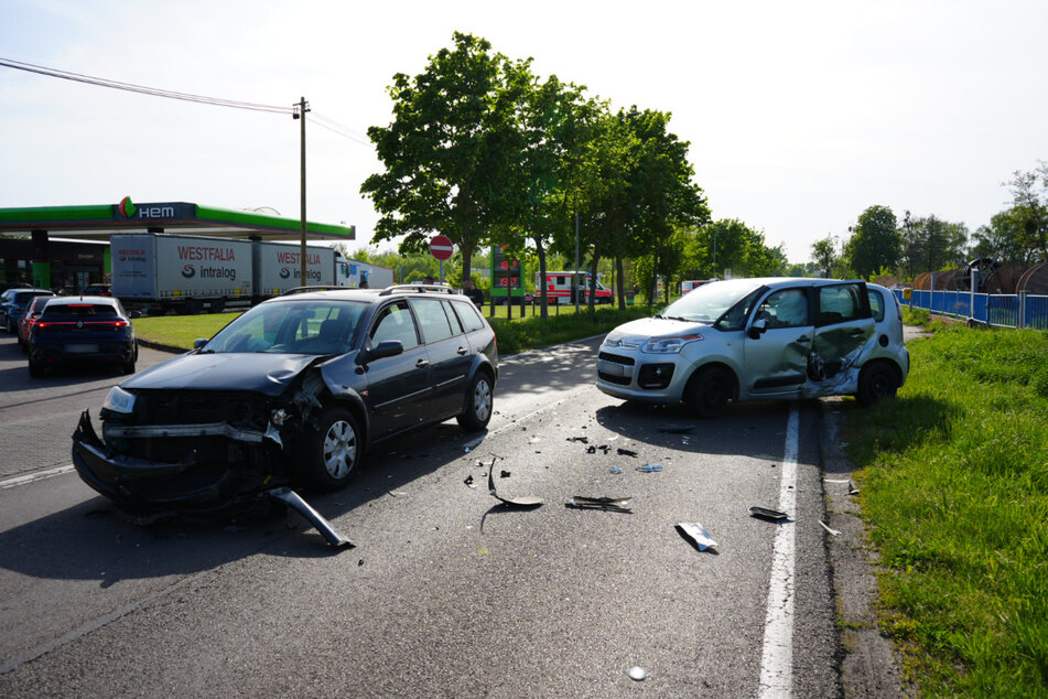 Als die Fahrerin (79) des Citroën (r.) auf die Straße auffahren wollte, krachte der vorfahrtsberechtigte Renault ihr in die Seite.