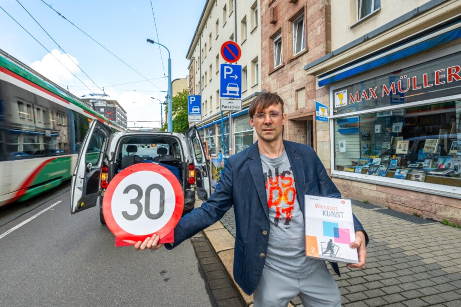 Buchhändler Robert Aßmann (45) fordert die Einhaltung von Tempo 30 in der Reitbahnstraße auch durch Straßenbahnfahrer.
