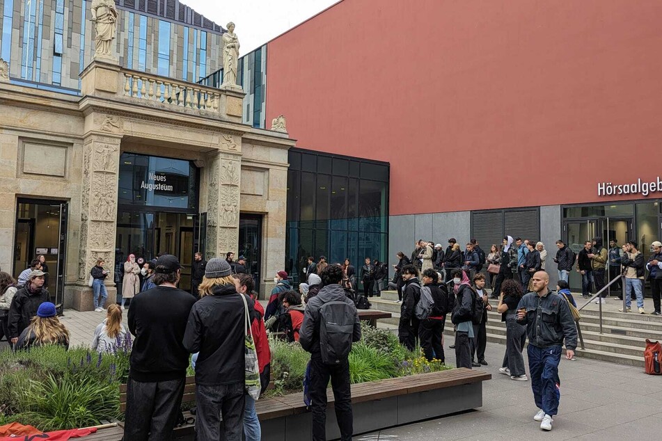 Zahlreiche Personen hatten sich an der Leipziger Universität versammelt.