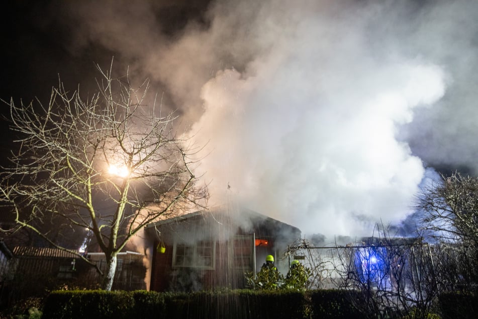 In Plauen brannte am Samstagabend eine Laube lichterloh.