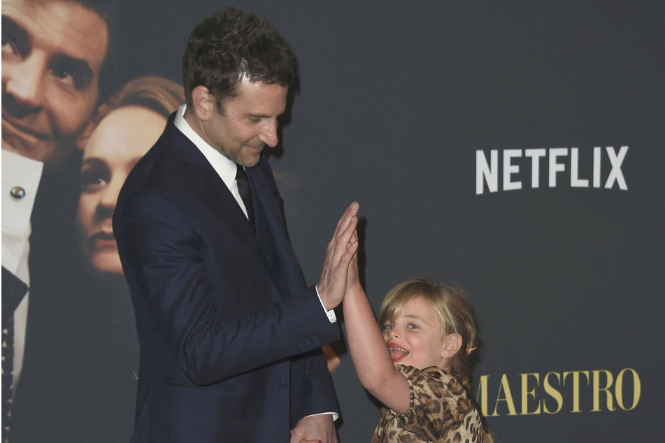 "High five" für diesen Auftritt: Bradley Cooper (48) und Töchterchen Lea (6) begeisterten bei der "Maestro"-Premiere.